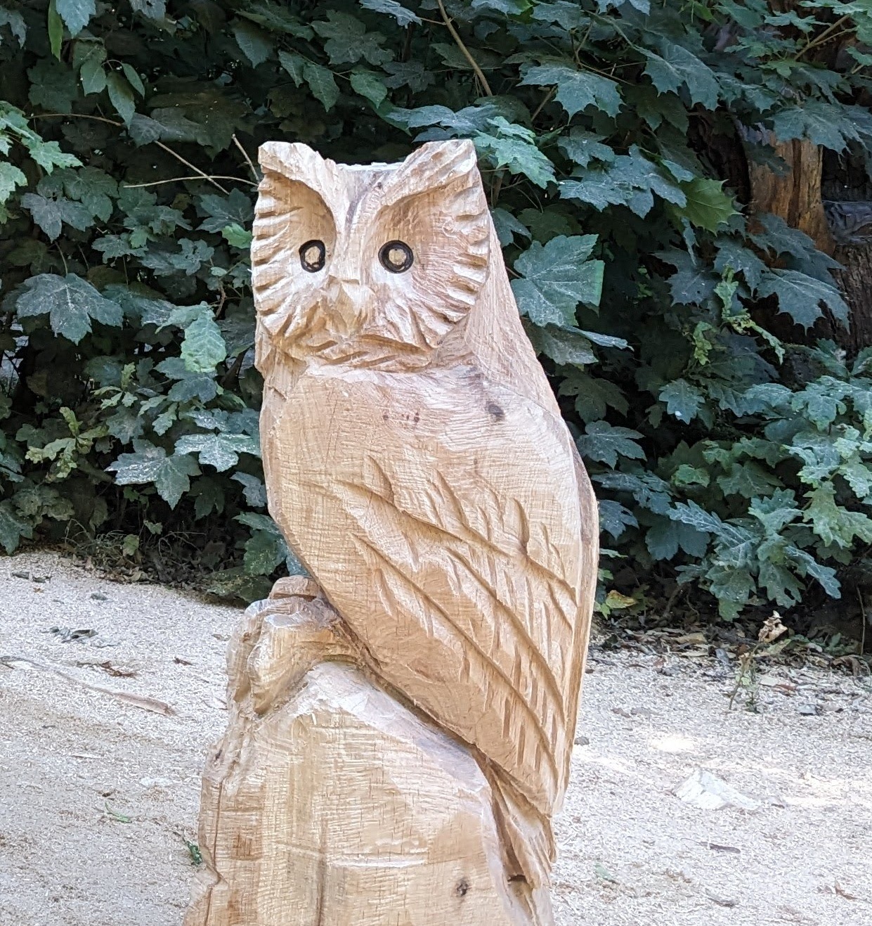 eine geschnitzte Eule